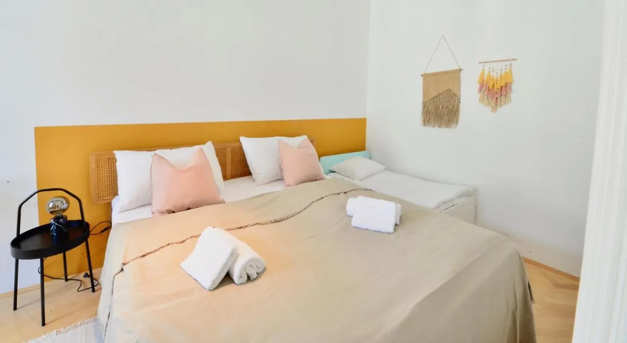 Beautiful Flat Next To Karlskirche Wien Lägenhet
